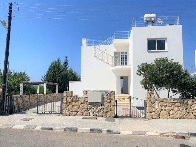 Triplex-und Duplex-Villen im 1300 M2 Garten mit herrlichem Meerblick in Kyrenia EDREMIT ** 