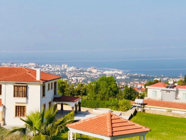 KKTC, Girne Bellapais 'de 5 Odalı 4 Banyolu Havuzlu Satılık Villa