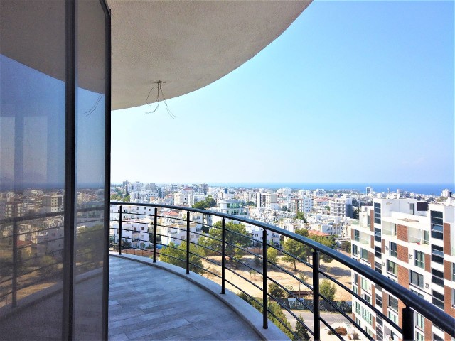 3+1 PENTHOUSE-WOHNUNGEN ZUM VERKAUF MIT BLICK AUF DAS MEER UND DIE BERGE IN KYRENIA ZENTRUM ** 