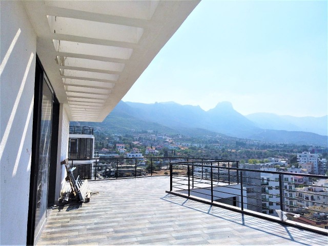 3+1 PENTHOUSE-WOHNUNGEN ZUM VERKAUF MIT BLICK AUF DAS MEER UND DIE BERGE IN KYRENIA ZENTRUM ** 