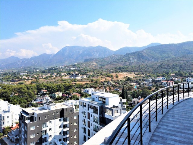 3+1 PENTHOUSE-WOHNUNGEN ZUM VERKAUF MIT BLICK AUF DAS MEER UND DIE BERGE IN KYRENIA ZENTRUM ** 