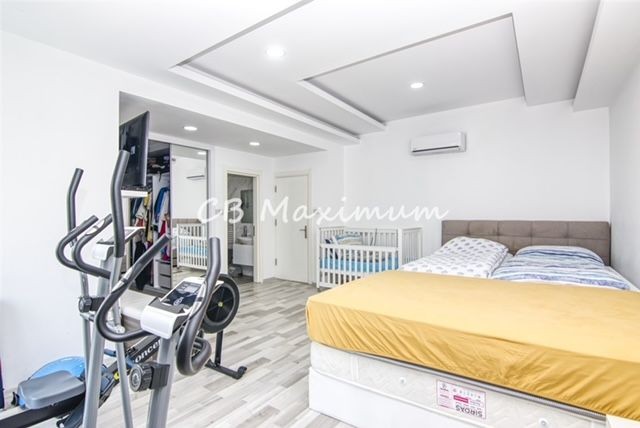 Girne Zeytinlik'te 1 dönüm Türk Malı Arazi İçinde Yüzme Havuzlu Triplex 5+2 Lüks Satılık Villa