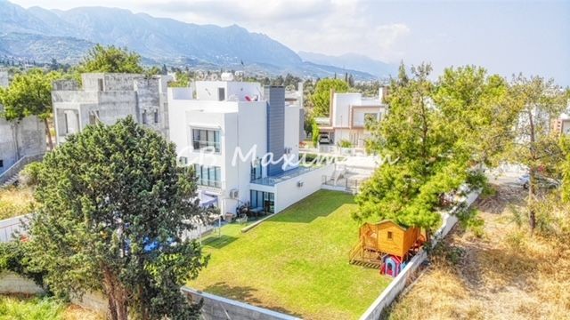 Girne Zeytinlik'te 1 dönüm Türk Malı Arazi İçinde Yüzme Havuzlu Triplex 5+2 Lüks Satılık Villa