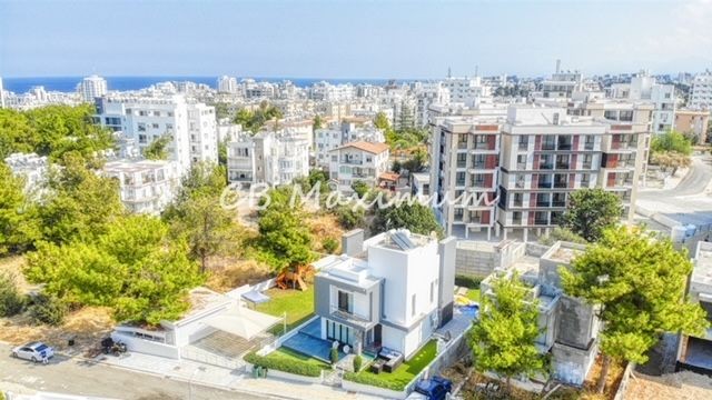 Girne Zeytinlik'te 1 dönüm Türk Malı Arazi İçinde Yüzme Havuzlu Triplex 5+2 Lüks Satılık Villa