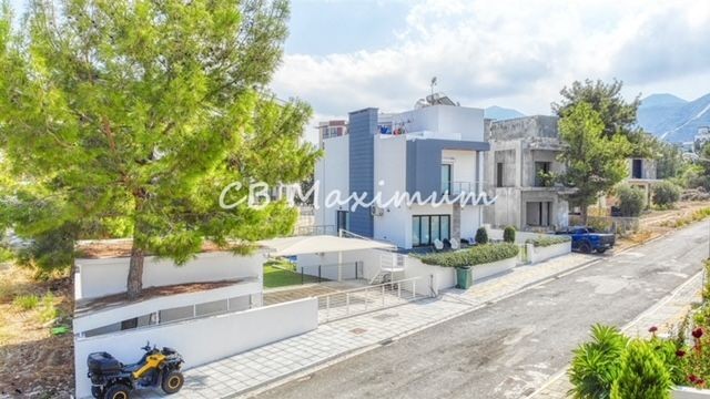 Girne Zeytinlik'te 1 dönüm Türk Malı Arazi İçinde Yüzme Havuzlu Triplex 5+2 Lüks Satılık Villa