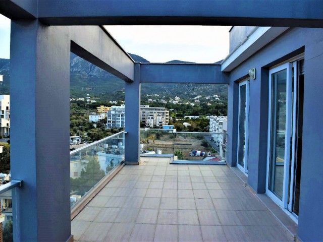 Girne Merkezde Güvenlikli Site İçerisinde Ortak Havuzlu 3+1 Penthouse