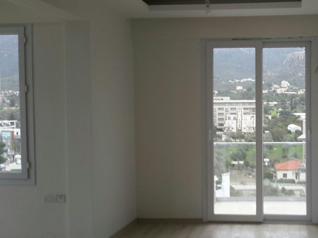 Girne Merkezde Güvenlikli Site İçerisinde Ortak Havuzlu 3+1 Penthouse