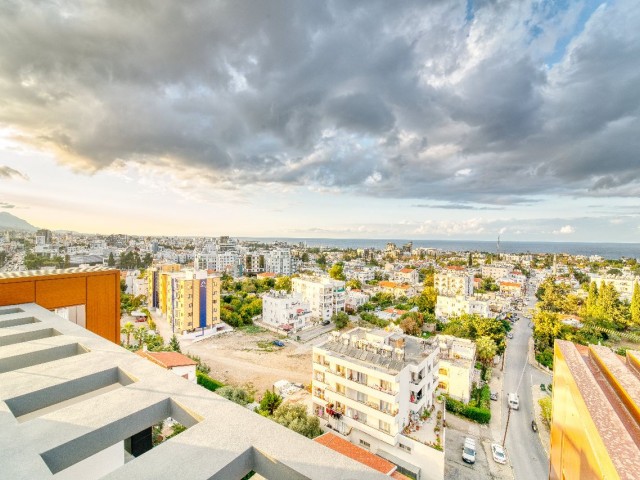 Girne Merkezde TÜRK MALI Panoramik Manzaralı ve Yüzme Havuzlu 3+1 Lüks Dubleks Penthouse