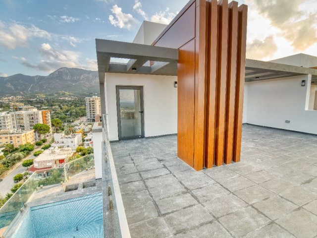 3 + 1 Luxus-Duplex-Penthouse mit türkischem Panoramablick und Pool im Zentrum von Kyrenia ** 
