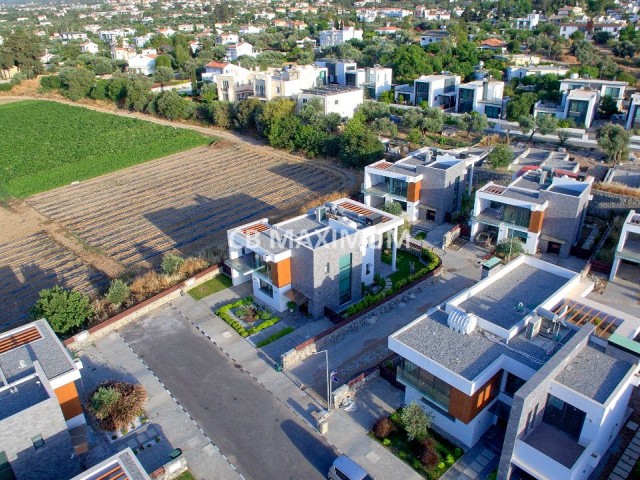 Kıbrıs Girne Ozanköy 'de Türk Koçanlı Özel Havuzlu Geniş Bahçeli  Özel Tasarım Satılık 3+1 Müstakil Villa 