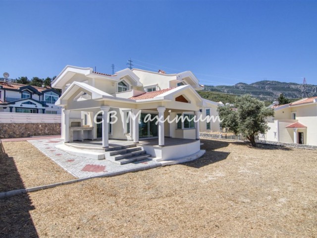 Girne Alsancak da Satılık 3+1 Deniz Manzaralı Villa