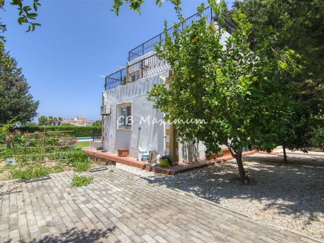 Girne Karşıyaka'da Satılık 4+1 Özel Havuzlu Ve Geniş Bahçeli Villa