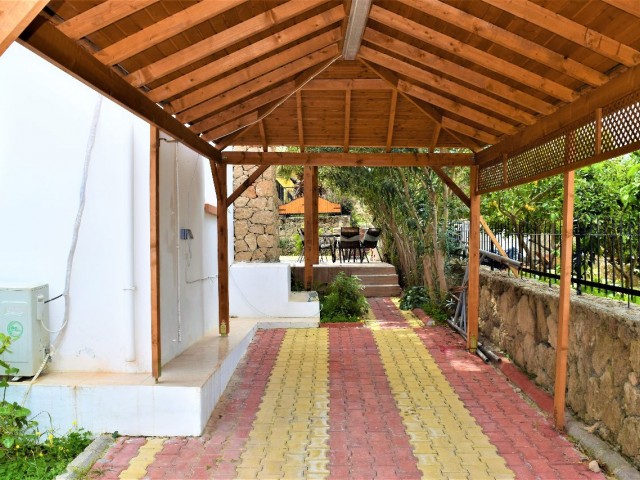 Girne Bellapaiste Havuzlu ve Bakımlı Full Eşyalı 3+1 Villa