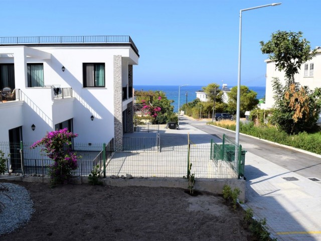 2+1 Apartment Flat with Garden and Sea View in Girne Karaoglanoglu 