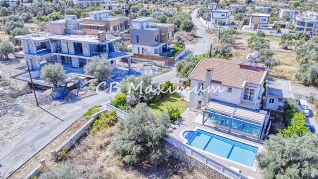 5+1 Villa for Sale with Large Garden, Private Swimming Pool in Kıbrıs Kyrenia Çatalköy ** 