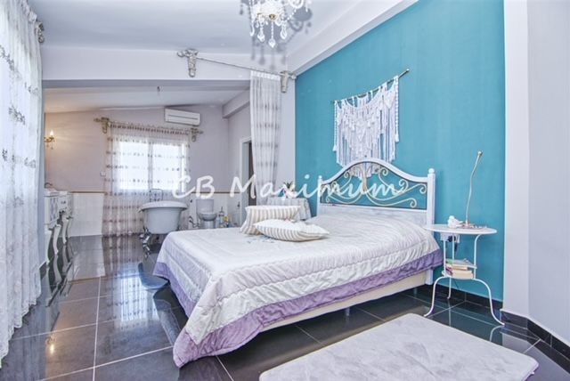 5+1 Villa for Sale with Large Garden, Private Swimming Pool in Kıbrıs Kyrenia Çatalköy ** 