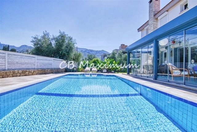 Kıbrıs Girne Çatalköy'de Geniş Bahçeli, Özel Yüzme Havuzlu, 5+1 Satılık Villa