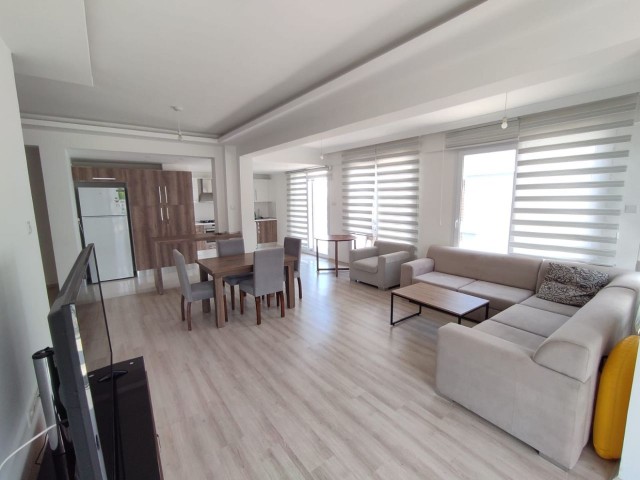 Girne Merkezinde Site Içerisinde Ortak Havuzlu 3+1 Penthouse