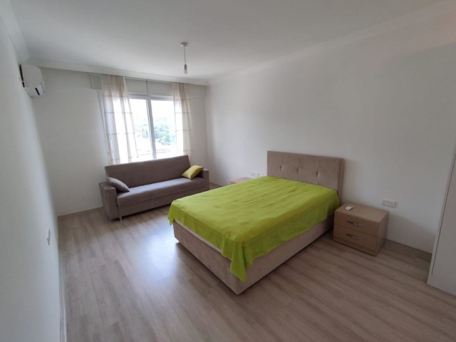 Girne Merkezinde Site Içerisinde Ortak Havuzlu 3+1 Penthouse