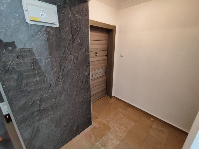 Girne Merkezinde Site Içerisinde Ortak Havuzlu 3+1 Penthouse