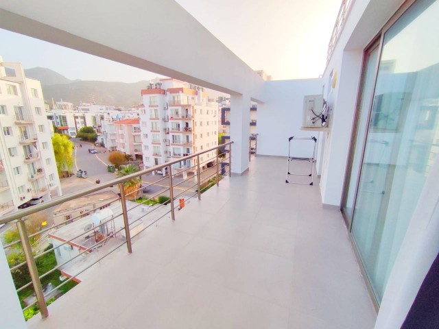 Girne Merkezde Şehir Manzaralı Dubleks 3+1 Penthouse