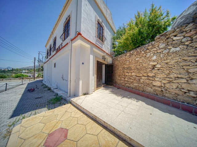 Girne Ozanköy'de Türk Malı, Kesilmez Manzaralı,1 Buçuk Dönüm İçinde, Satılık Restaurant