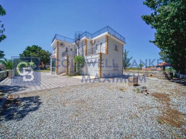 Girne Karşıyaka'da Satılık 5+1 Özel Havuzlu Villa