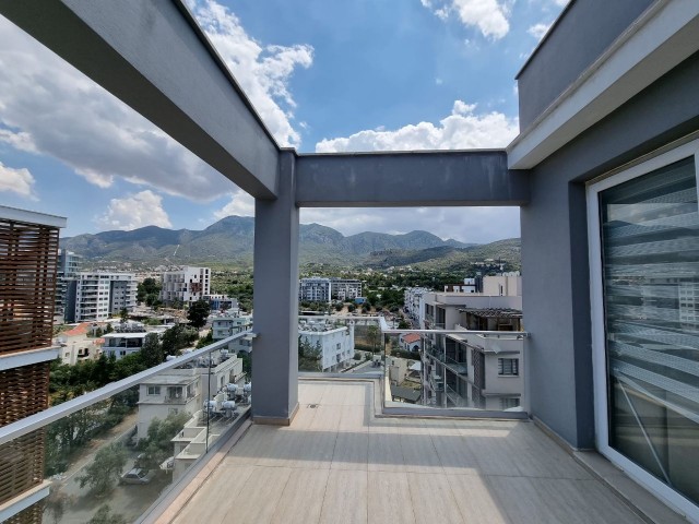 Girne Merkez de Muazzam Dağ ve Deniz manzaralı 3+1 Penthouse 