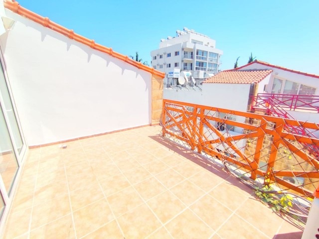 Апартаменты 3+1 с террасой на крыше на территории с бассейном в центре Кирении ** 