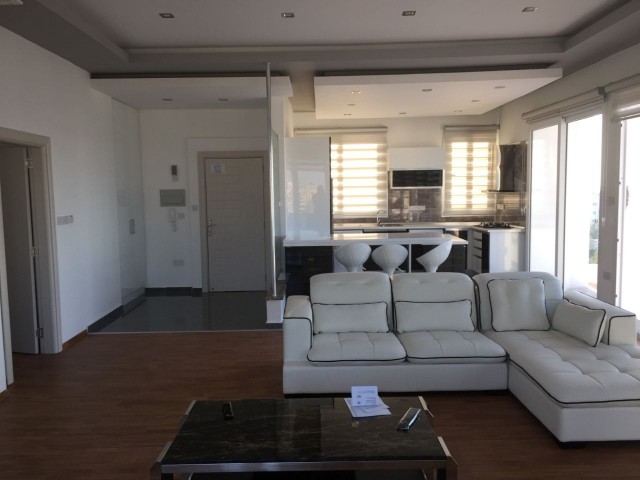 Girne Merkezde Müthiş Manzaralı Lüks 1 Yatak Odalı Penthouse 