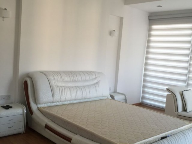 Girne Merkezde Müthiş Manzaralı Lüks 1 Yatak Odalı Penthouse 