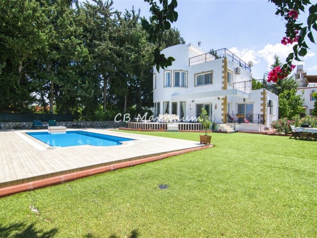 700 m2 Grundstück zum Verkauf in Kyrenia Karsiyaka 4 + 1 Villa mit privatem Pool ** 