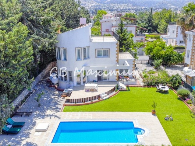 700 m2 Grundstück zum Verkauf in Kyrenia Karsiyaka 4 + 1 Villa mit privatem Pool ** 