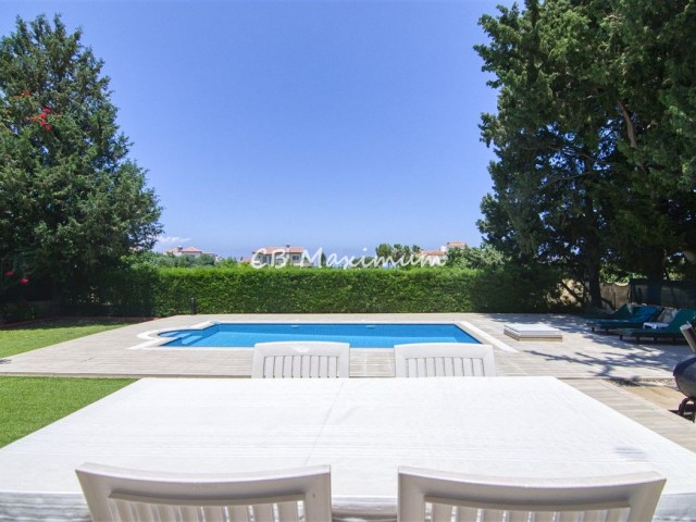 Вилла Дек Каршияка 4+1 с частным бассейном на участке площадью 700 м2 для продажи в Кирении ** 