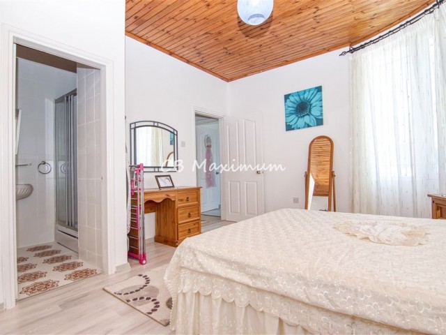 700 m2 Grundstück zum Verkauf in Kyrenia Karsiyaka 4 + 1 Villa mit privatem Pool ** 