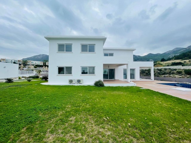 EINZELNE AUTORISIERTE PRIVATVILLA MIT POOL AUF 1030 M2 GRUNDSTÜCK MIT ERSTAUNLICHEM MEERBLICK IN ZYPERN GIRNE ÇATALKÖY