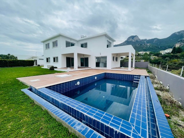 EINZELNE AUTORISIERTE PRIVATVILLA MIT POOL AUF 1030 M2 GRUNDSTÜCK MIT ERSTAUNLICHEM MEERBLICK IN ZYPERN GIRNE ÇATALKÖY