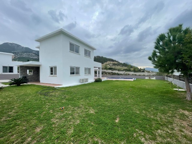 EINZELNE AUTORISIERTE PRIVATVILLA MIT POOL AUF 1030 M2 GRUNDSTÜCK MIT ERSTAUNLICHEM MEERBLICK IN ZYPERN GIRNE ÇATALKÖY