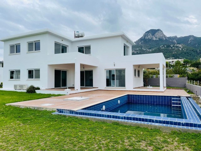 EINZELNE AUTORISIERTE PRIVATVILLA MIT POOL AUF 1030 M2 GRUNDSTÜCK MIT ERSTAUNLICHEM MEERBLICK IN ZYPERN GIRNE ÇATALKÖY