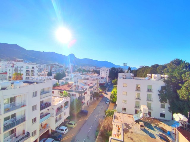 Girne Merkezde Geniş Teraslı Deniz Manzaralı 1+1 Penthouse 