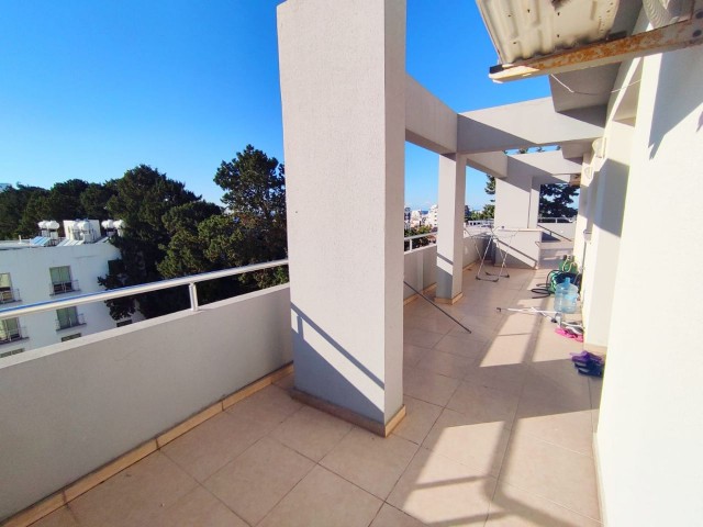 Girne Merkezde Geniş Teraslı Deniz Manzaralı 1+1 Penthouse 