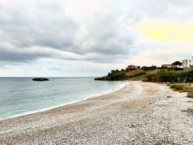 700 m2 großes Grundstück am Meer in Kyrenia Alsancak