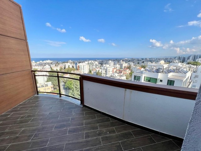 Girne Merkezde Geniş 4 adet balkonu olan Dublex 3+1 Penthouse