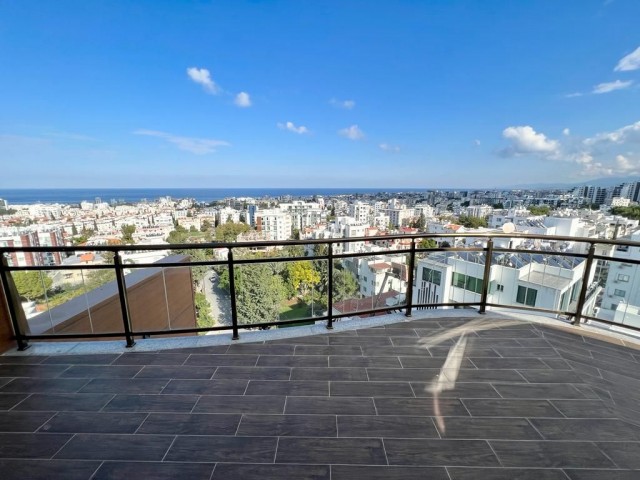 Duplex 3+1 Penthouse mit 4 geräumigen Balkonen im Zentrum von Kyrenia