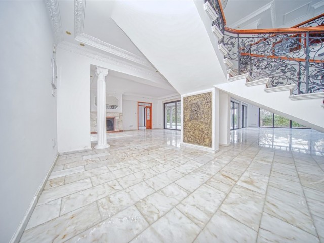 عمارت برای فروش در اوزانکوی، گیرنه، در فاصله پیاده روی تا ساحل در زمینی به مساحت 2117 متر مربع