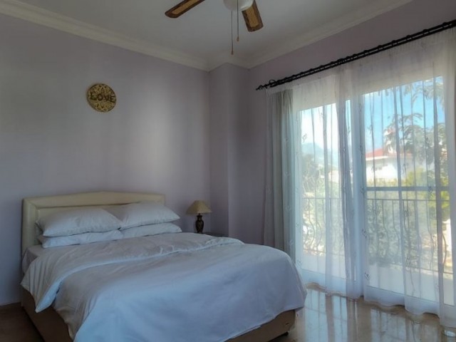 Kıbrıs, Girne, Bellapais Bölgesinde Özel Havuzlu, Geniş Kullanım Alanlı Kiralık 3+1 Villa