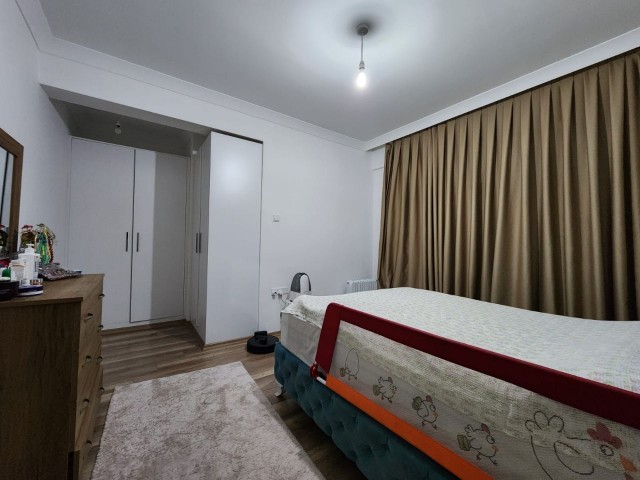 Türkisch hergestellte 3 + 1-Wohnung zum Verkauf mit Meerblick im Zentrum von Kyrenia, TRNC