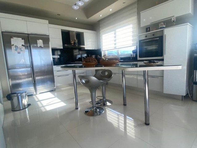 Spacious 3+1 luxury furnished flat by the sea in Girne Center