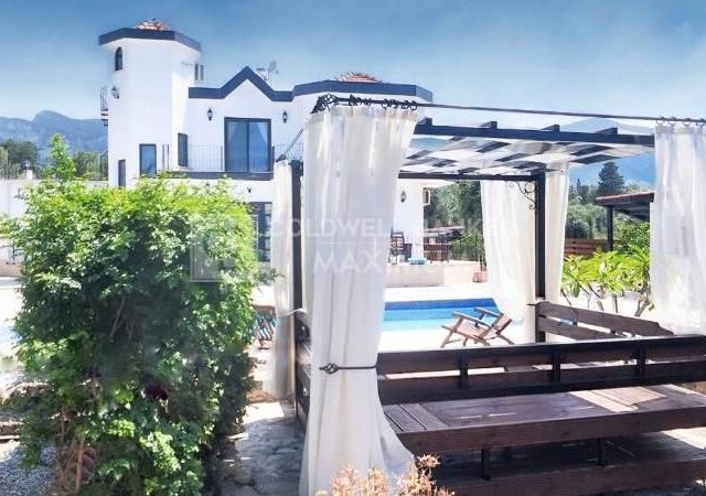 Girne Çatalköy'de Özel Havuzlu ve Peyzajlı Satılık 4+1 Villa