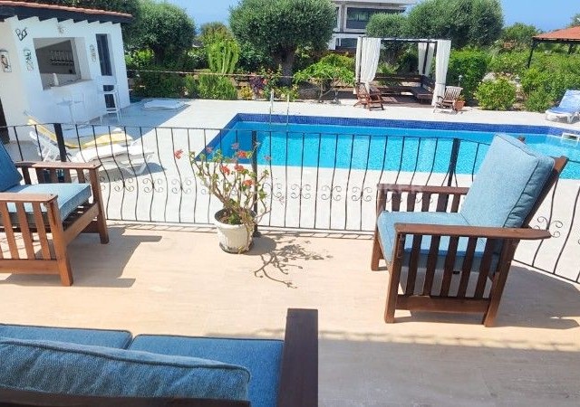 Вилла 4+1 в аренду с частным бассейном и ландшафтом в Чаталкой, Кирения